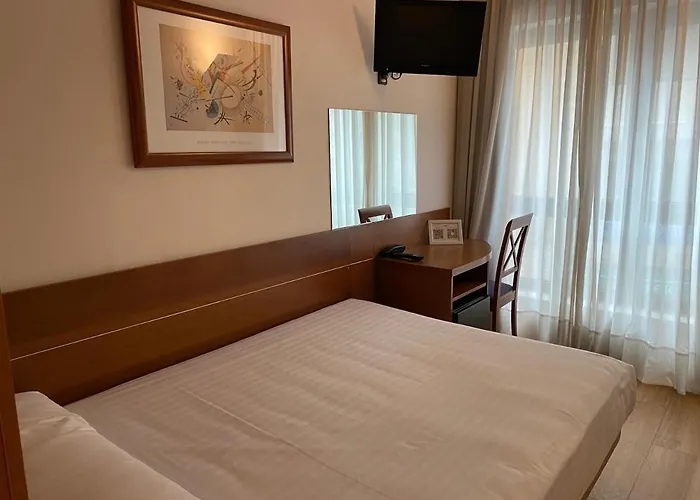 Longoria Plaza By Pandora